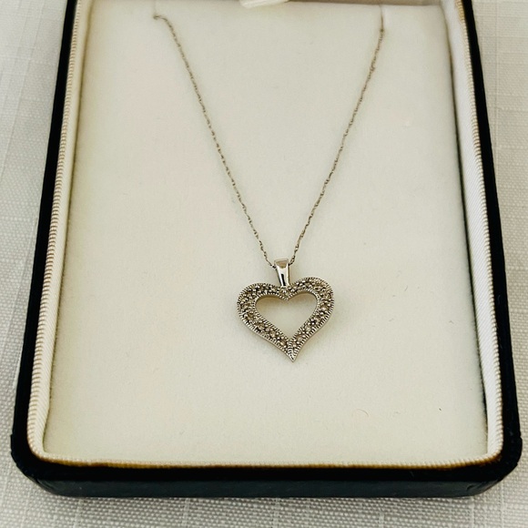 Jewelry - Beautiful Heart~14K White Gold Necklace